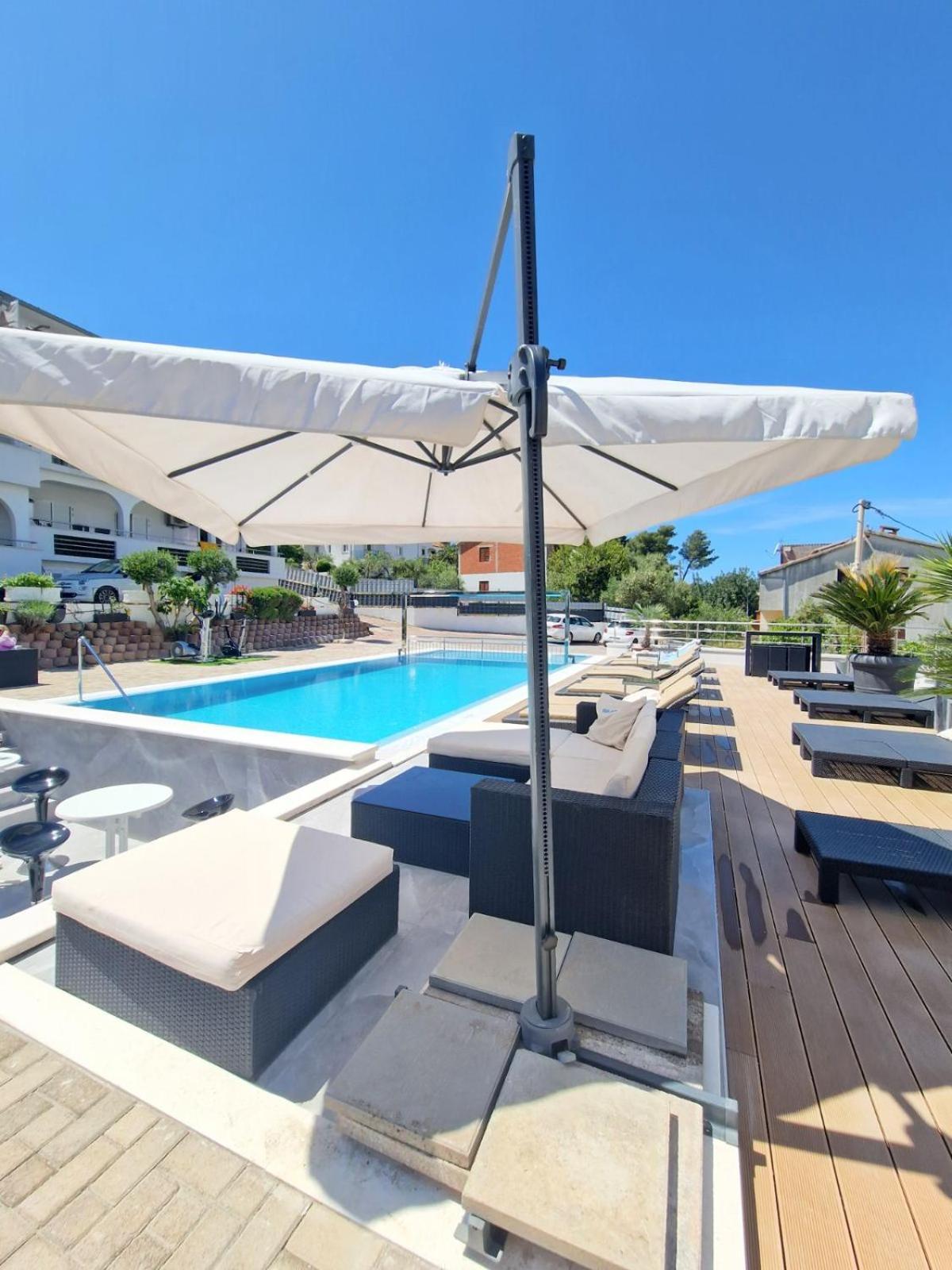 Luxury Apartments Silva With Sea View Okrug Gornji Luaran gambar